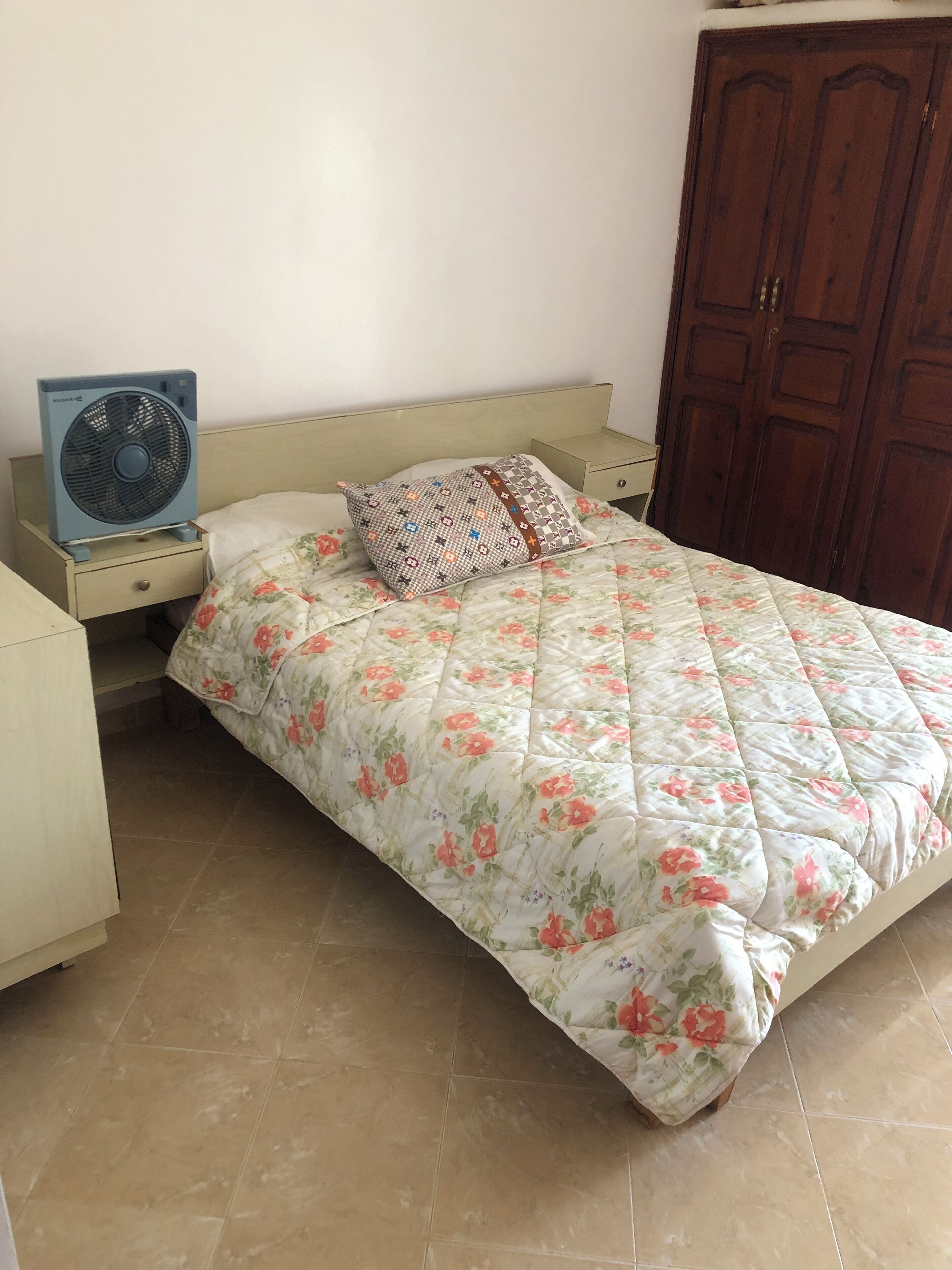 3 chambres, fer et planche à repasser, Wi-Fi, draps fournis