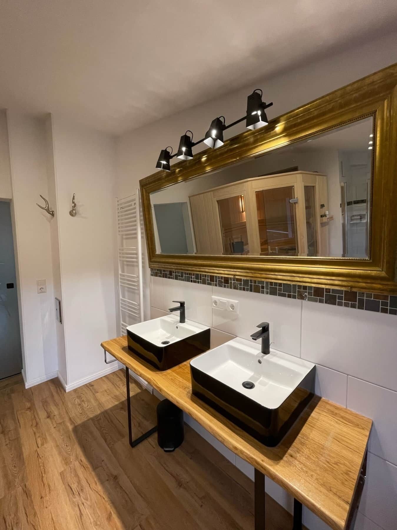 Articles de toilette écologiques, sèche-cheveux, serviettes fournies