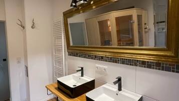 Articles de toilette écologiques, sÚche-cheveux, serviettes fournies