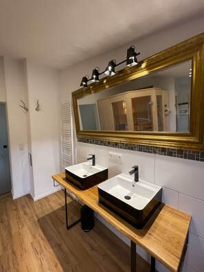 Eco-friendly toiletries, hair dryer, towels - Eifelsuiten: Traum Penthouse in Idyllischer Naturlage (Kerpen)