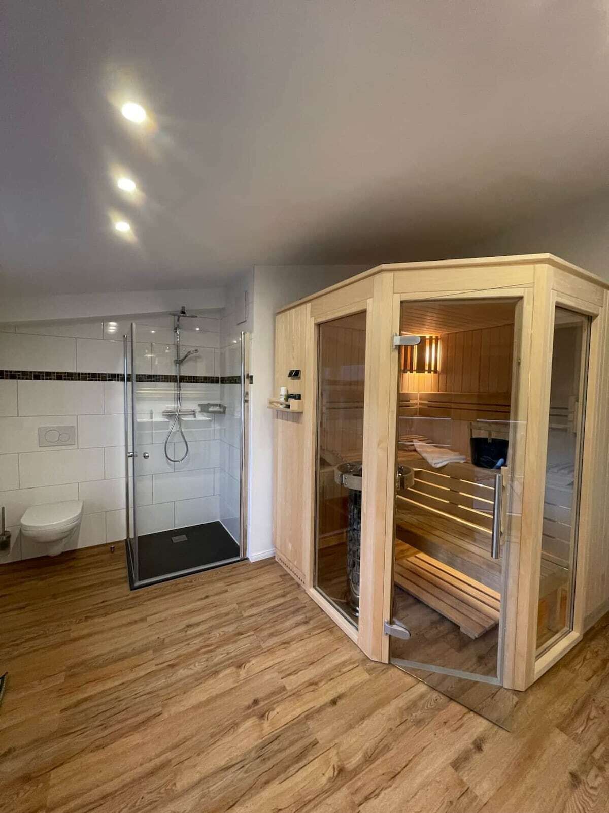 Bruser, miljøvenlige toiletartikler, hårtørrer, håndklæder