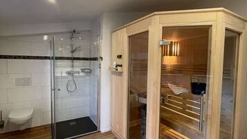 Bruser, miljøvenlige toiletartikler, hårtørrer, håndklæder