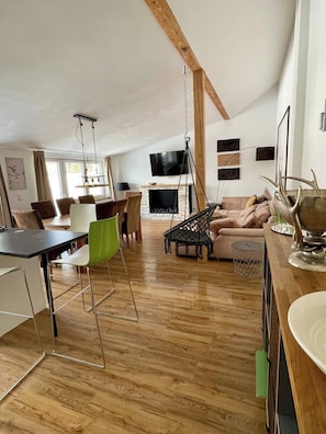 Fernseher, Kamin, Bücher
