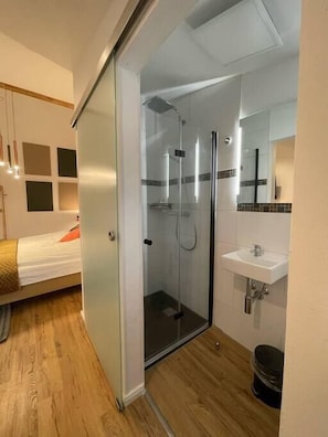 Dusche, umweltfreundliche Kosmetikartikel, Haartrockner, Handtücher
