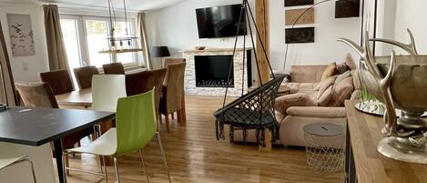 TV, fireplace