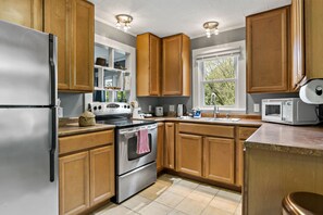 Fridge, microwave, oven, stovetop - {Cheryl's Blackstone Retreat} A quiet place with ultimate convenience to explore (Asheville)