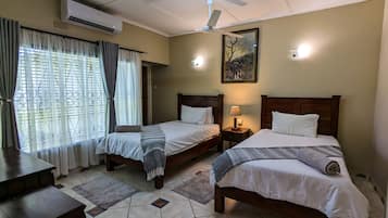 Dormitorio compartido, 1 habitación, con acceso para personas discapacitadas, balcón | Baño