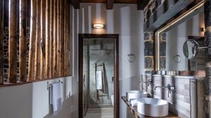 Shower, free toiletries, hair dryer, slippers - Balsamico Tradiitional Suites (Hersonissos)