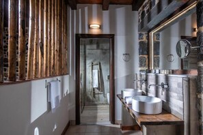 Shower, free toiletries, hair dryer, slippers - Balsamico Tradiitional Suites (Hersonissos)
