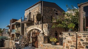 Front of property - Balsamico Tradiitional Suites (Hersonissos)