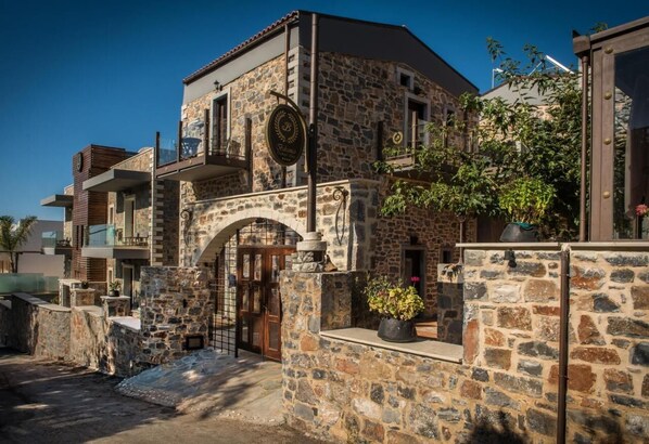 Front of property - Balsamico Tradiitional Suites (Hersonissos)