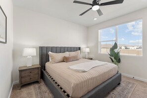 2 Schlafzimmer, Schreibtisch, Bügeleisen/Bügelbrett, Reisekinderbett