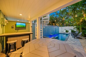 A heated pool - Two Homes with Shared Backyard, Perfect Rental for Groups - Village Time (Siesta Key)
