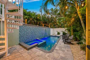 A heated pool - Two Homes with Shared Backyard, Perfect Rental for Groups - Village Time (Siesta Key)
