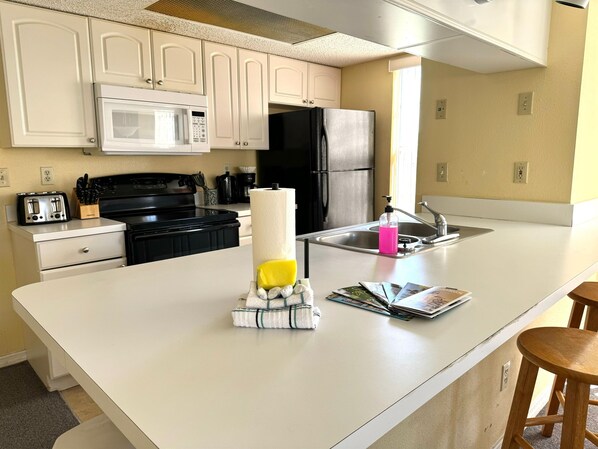 Fridge, microwave, oven, stovetop - 945 Sweet retreat 4 bedrooms with pool and spa (kissimmee)