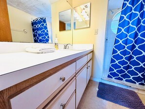 Combined shower/bathtub, hair dryer, towels - 945 Sweet retreat 4 bedrooms with pool and spa (kissimmee)