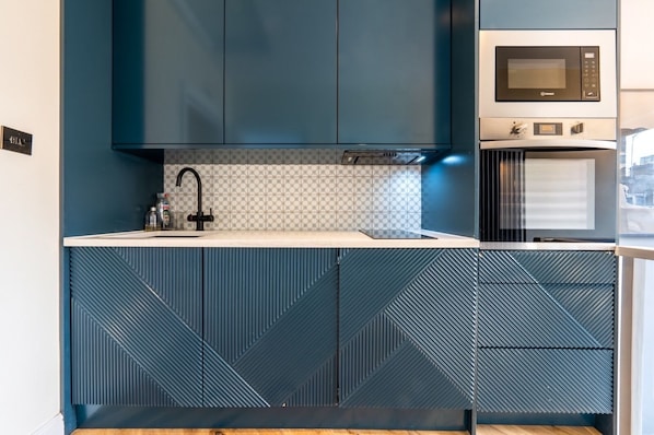 Refrigerador, microondas, horno y parrilla de estufa 