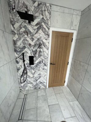 Shower, hair dryer, bidet, towels - Central London Apartment (London)