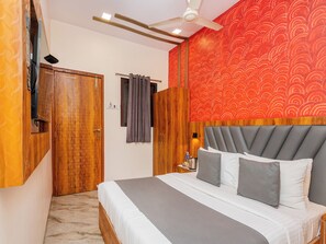 1 Schlafzimmer, individuell eingerichtet, Schreibtisch