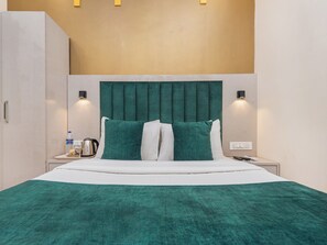 Deluxe Room | 1 bedroom, individually furnished, desk, soundproofing - Hotel Priceless Suite (Mumbai)