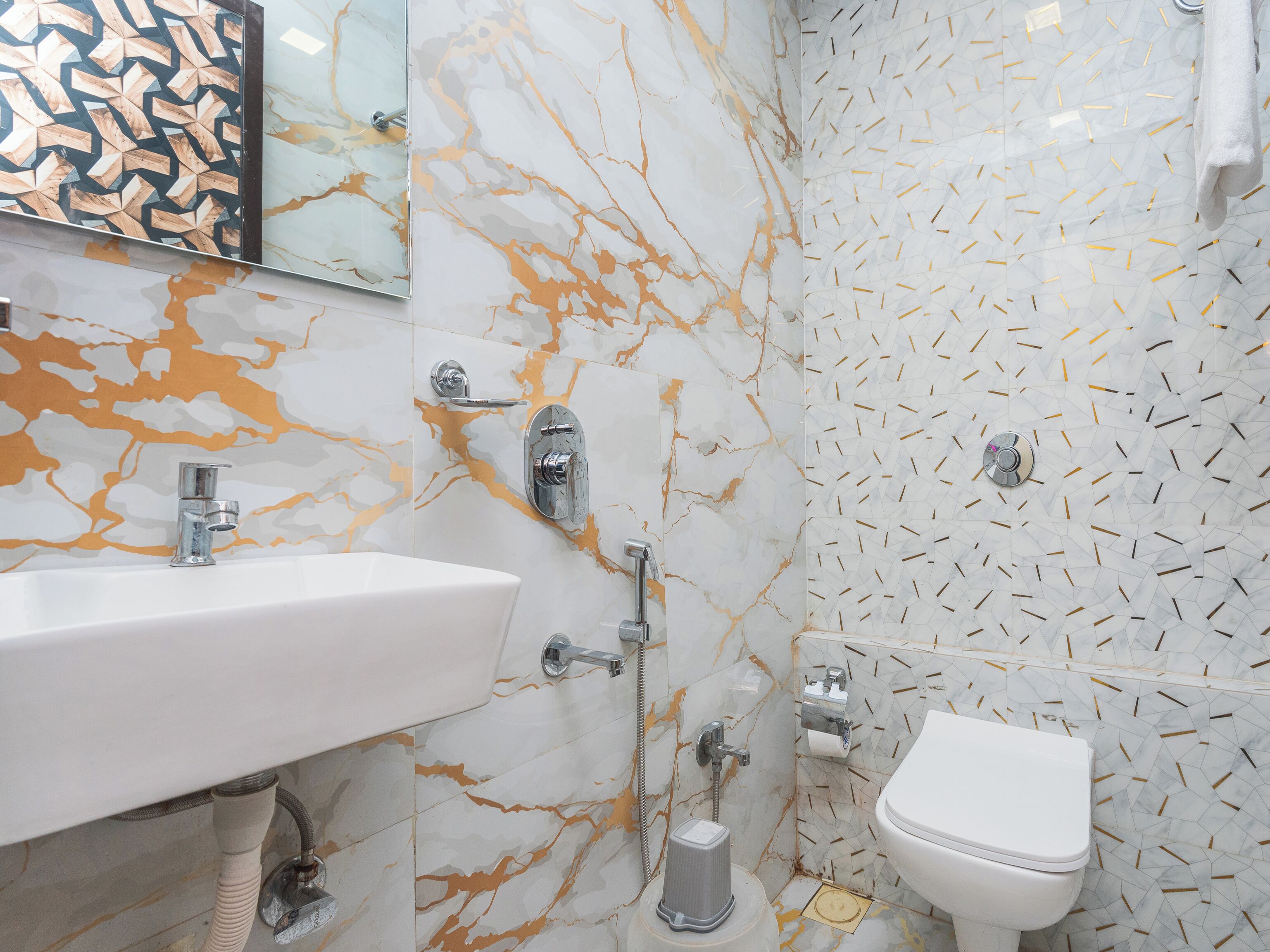 Deluxe Room | Bathroom | Shower, rainfall showerhead, towels, soap