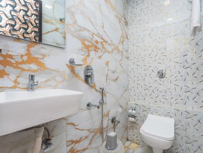Camera Deluxe | Bagno | Doccia, soffione a pioggia, asciugamani, sapone