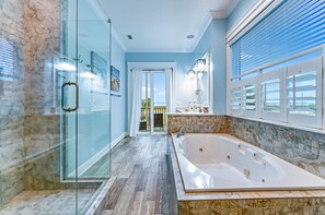 Combined shower/tub, jetted tub, towels