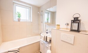 Deluxe suite, 2 slaapkamers | Badkamer | Een bad, gratis toiletartikelen, een haardroger, handdoeken