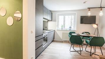 Suite Deluks, 2 kamar tidur | Dapur pribadi | Lemari es, oven, kompor, dan mesin pencuci piring