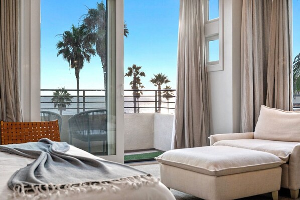 4 عدّة غرف نوم ومكواة/لوح كي وواي فاي وملاءات أسرّة