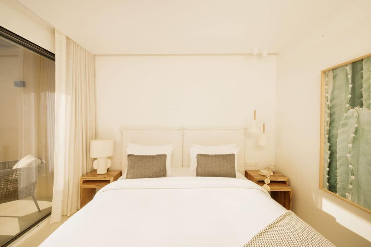 Escritorio, insonorización, wifi gratis y ropa de cama