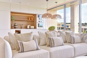 Apartamento, 2 habitaciones | Zona de estar | Una televisión de pantalla plana