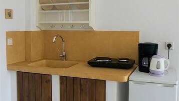 Fridge, coffee/tea maker, cookware/dishes/utensils