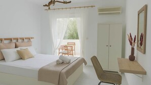 Une chambre à coucher comprenant un lit, une table de chevet, une chaise, une armoire et donnant sur l’extérieur.