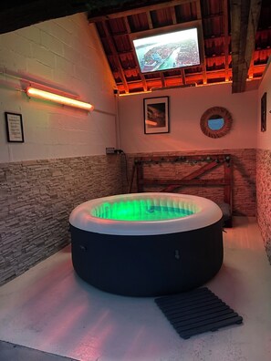 Interior - La Demeure du Cerf: 6-p cottage, pool, jacuzzi, near Beauval, Orléans, Lamotte. (Chaon)