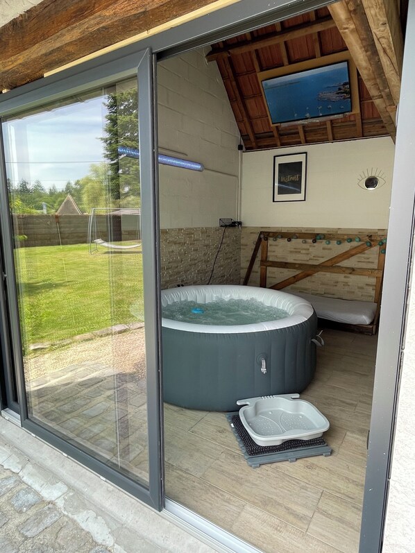 Indoor spa tub - La Demeure du Cerf: 6-p cottage, pool, jacuzzi, near Beauval, Orléans, Lamotte. (Chaon)