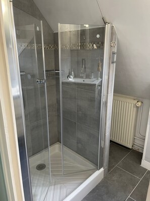 Regadera, secadora de cabello, toallas, jabón 