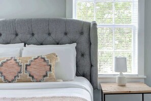 3 bedrooms, iron/ironing board, WiFi, bed sheets - The Tea Olive - B, Fresh | Classic | Dog-Friendly! (Savannah)