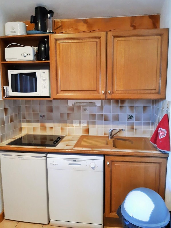 Fridge, microwave, dishwasher, coffee/tea maker