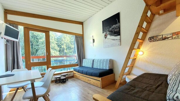 A cozy cabin interior with a dining area, a sofa, a bed, and a loft bed. - 20m from ski slopes, 2nd floor, balcony, tv, 25m², Les Arcs (Les Arcs)