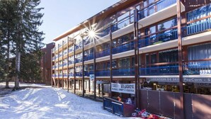 A multi-story hotel with balconies, ski rental signs, and a sign for a bistro. - 20m from ski slopes, 2nd floor, balcony, tv, 25m², Les Arcs (Les Arcs)