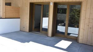 A wooden exterior with sliding glass doors and a small window. - 250m from ski slopes, Ground floor, terrace, parking, tv, ski locker, 47m², Pralognan-la-Vanoise (Pralognan-la-Vanoise)