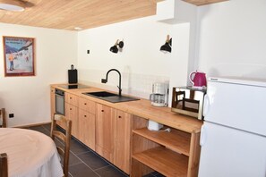 Kjøleskap, mikrobølgeovn, ovn og oppvaskmaskin