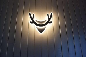 A wall-mounted light fixture with a deer head design. - Ground floor, balcony, tv, ski locker, 22m², Méribel (Méribel - Les Allues)
