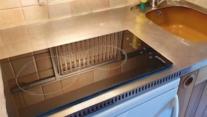 A kitchen with a built-in oven, a stainless steel sink, and a white washing machine. - 3rd floor, view ski slopes, balcony, tv, ski locker, 13m², Valmorel (Valmorel)