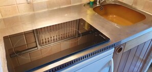 Kühlschrank, Mikrowelle, Wasserkocher mit Kaffee-/Teezubehör, Toaster