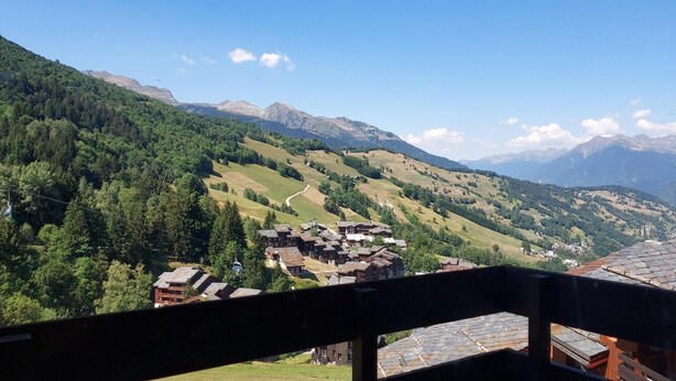 A mountain village with traditional buildings, a winding road, and a cable car in the valley. - 3rd floor, view ski slopes, balcony, tv, ski locker, 13m², Valmorel (Valmorel)