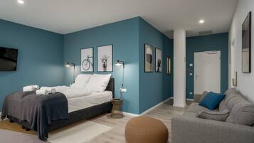 Deluxe-studio | Yksilöllisesti sisustettu, työpöytä, ilmainen Wi-Fi, vuodevaatteet