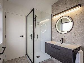 Bathtub, hair dryer - Findlay Chalet - National Park Holiday Home (National Park)