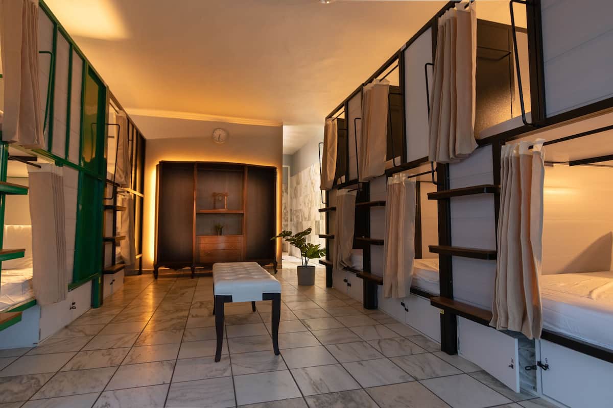 1 bedroom, desk, laptop workspace, soundproofing